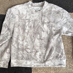 Hollister Men’s Light Gray Leaf-Print Crewneck Sweater